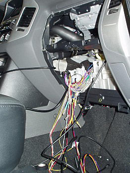 Verkabelung der einzelnen Komponenten - Mitsubishi Pajero - Alpine Navigation & Deckenmonitor - Verkabelung der einzelnen Komponenten -   verlegen des Sytemkabel des Alpine IVA-D310RB und abgreifen des Antennensignals fr das TMC-Signal 