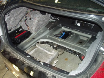 Demontage Kofferraum Seitenverkleidung - BMW 3er E90 - Subwoofer und Endstufe im Ablagefach - Demontage Kofferraum Seitenverkleidungen -  