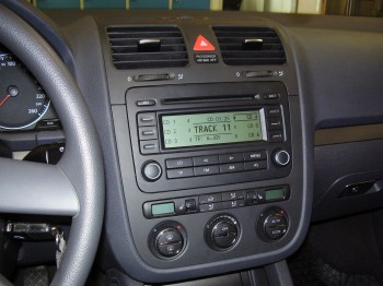 VW Golf V Original Radio -  VW Golf V  - Sub-Two Kofferraum mit Helix W12 Competition - VW Golf V - Original Radio -    noch dient das original Radio als Headunit, soll spter aber durch eine Doppel-Din Headunit ersetzt werden 