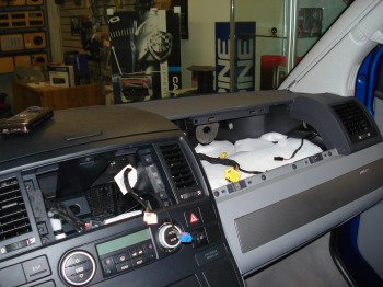 Demontage MFD2 - VW T5 - Rckfahrkamera T5 Multivan & Transporter - Demontage MFD2 -    das Bild der Rckfahrkamera wird ber ein Video-Interface auf dem MFD-2 wiedergegeben   