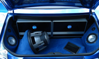 Rainbow iPaul - Mazda MX-5 - GFK Kofferraumausbau - Rainbow iPaul -    die beiden Rainbow iPaul Endstufen, versorgen die Lautsprecher und den Subwoofer mit ausreichend Leistung   