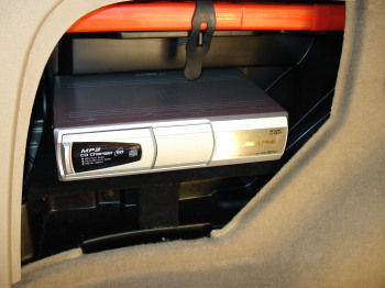 Alpine CD-Wechsler - VW Bora - GFK Kofferraum + Lautsprecher - Alpine CD-Wechsler -    Alpine CHA-S634 im Kofferraum Seitenteil montiert  