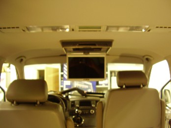 12 Zoll Deckenmonitor - VW T5 Multivan - Deckenmonitor + Frontsystem - 12 Zoll Deckenmonitor -    fertige Installation des Deckenmonitor 