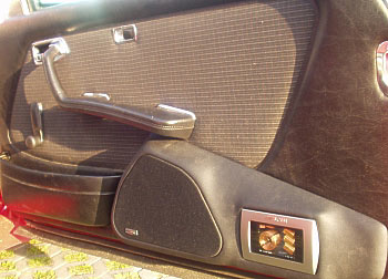 Lautsprechergitter montiert - Mercedes W123 Coupe - Doorboards + Clarion VRX928RVD - Lautsprechergitter montiert -    Lautsprecherabdeckung montiert 