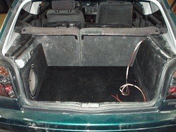 Kofferraumbodenplatte VW Golf 3 - VW Golf 3  -  JL-Audio Subwoofer im GFK-Gehuse - Kofferraumbodenplatte VW Golf 3 -    Bodenplatte wurde mit schwarzem Velours bezogen 