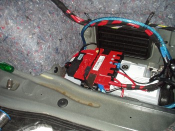 Anschluss an das BMW-Batteriemanagment  - BMW 3er E90 - Subwoofer und Endstufe im Ablagefach - Anschluss an das BMW-Batteriemanagment  -  