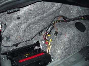 Helix AAC - BMW 3er E90 - Subwoofer und Endstufe im Ablagefach - Helix AAC -    High Level Adapter Helix AAC   Adapter liefert Remote Signal fr Endstufe 