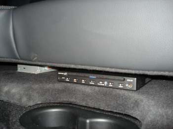 Ampire DVX50 - Dodge Ram - Navigation & Kopfsttzenmonitore - Ampire DVX50 -    1/2 DIN Player Ampire DVX50 unter der Rckbank   
