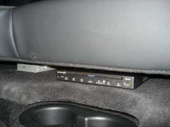 Ampire DVX50 - Dodge Ram - Navigation & Kopfst�tzenmonitore - Ampire DVX50 -    1/2 DIN Player Ampire DVX50 unter der R�ckbank   