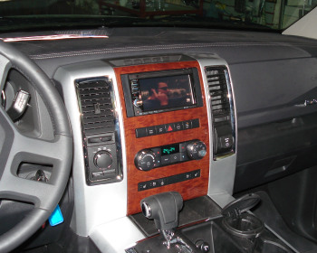 Kenwood DNX5240BT - Dodge Ram - Navigation & Kopfsttzenmonitore - Kenwood DNX5240BT -    Radioblende Dodge Ram Modell 2009   