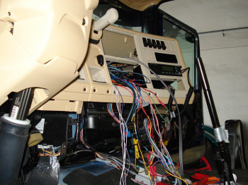 Verkabelung Hifi und Multimediakomponenten - Scania R500 - Verkabelung Hifi und Multimediakomponenten -   smtliche Cinch, Videocinch, Stromkabel und Sicherungsverteiler sind von Audison Connection   
