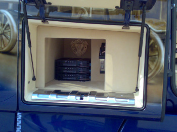 Seitenfach fertig - Scania R500 - Seitenfach fertig -    3x Carpower HPB-24/280 24Volt Verstrker   2 Frequenzweichen German Maestro   Fach in Alcantara bezogen   