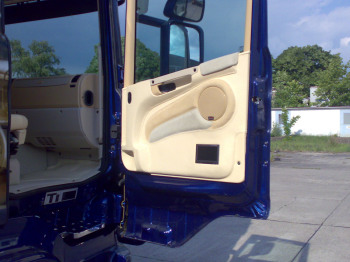 Trverkleidung - Scania R500 - Trverkleidung -    Lautsprecher German Maestro EV6508 Tieftner   Alpine TME-M680 Monitor   Trverkleidung von der  Sattlerei Graumann  bezogen   