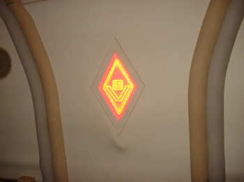 V8 Logo hinten - Scania R500 - V8 Logo hinten -    neben dem V8 Logo in der Rckwand befinden sich zwei weitere im Dachhimmel   