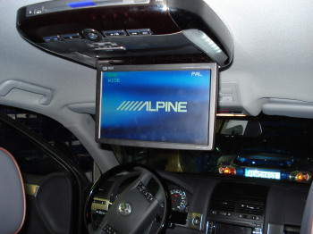 Alpine PKG-2000P - VW Touareg - Alpine Deckenmonitor 10 Zoll - Alpine PKG-2000P -    10 Zoll Deckenmonitor mit integriertem DVD-Laufwerk   �ber zus�tzliche Eing�nge k�nnen Videos vom I-Pod �ber den Monitor abgespielt werden   
