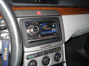 Headunit Alpine iXA-W404R - VW Passat 3C - Rainbow Frontsystem + Subwoofer - Headunit Alpine iXA-W404R -    Alpine Digital Media Station iXA-W404R kommt ohne ein CD-Laufwerk aus, iPOD und USB Stick lassen sich sehr gut ber die Headunit bedienen   