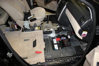 Demontage Beifahrersitz - Mercedes B-Klasse - Soundsystem mit Mosconi DSP - Demontage Beifahrersitz -   um smtliche Kabel ordentlich zu verlegen, haben wir den Mitteltunnel, Beifahrersitz und Fahrzeugteppich ausgebaut    