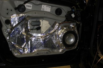 Trdmmung - Mercedes B-Klasse - Soundsystem mit Mosconi DSP - Trdmmung -    das lstige Klappern des original Kabelbaums hat mit der Dmmung ein Ende  