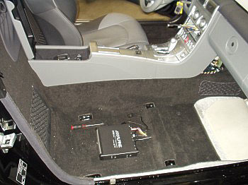 Alpine DVD-Navigationsrechner NVE-N099P - Chrysler Crossfire - Alpine DVD-Navigation - Alpine DVD-Navigationsrechner NVE-N099P -    Alpine DVD-Navigationsrechner NVE-N099P mit eingebautem TMC Modul unter dem Beifahrersitz des Chrysler Crossfire verbaut 