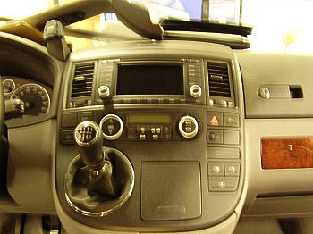 Dietz Multimedia Interface 1414 - VW T5 Multivan - Deckenmonitor + Frontsystem - Dietz Multimedia Interface 1414 -    durch das Dietz-Interface 1414 wird das Bild des Directed DV 2601 auf dem VW Navigationssystem wiedergegeben 